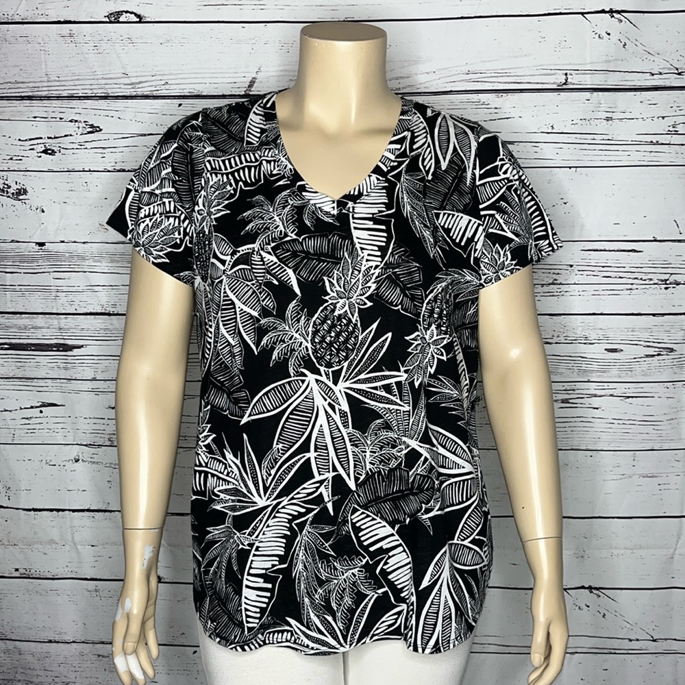 Christian Siriano NWT 1X Black & White Pineapple Print V-Neckline Knit Top Shirt